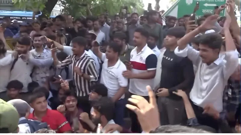 आरक्षण के खिलाफ दिल्ली से लखनऊ तक सड़क पर संग्राम... कनॉट प्लेस से हिरासत में लिए गए दर्जनों प्रदर्शनकारी; जानें क्यों बढ़ रहा बवाल