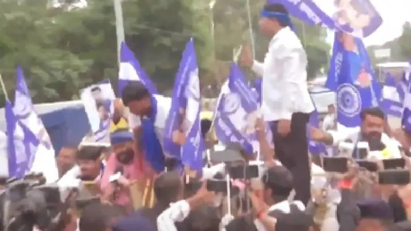 BPSC परीक्षा में कथित धांधली के खिलाफ पटना में प्रदर्शन, राजभवन मार्च के दौरान पुलिस से झड़प; कई हिरासत में