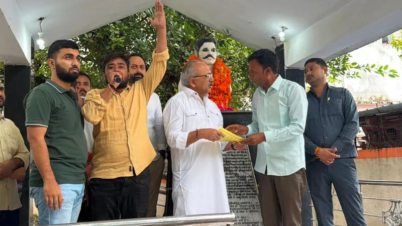 ठाकुर रोशन सिंह के नाम पर होगा प्रयागराज का SRN अस्पताल! सरकार ने मांग ली मानें, 13वें दिन धरना खत्म