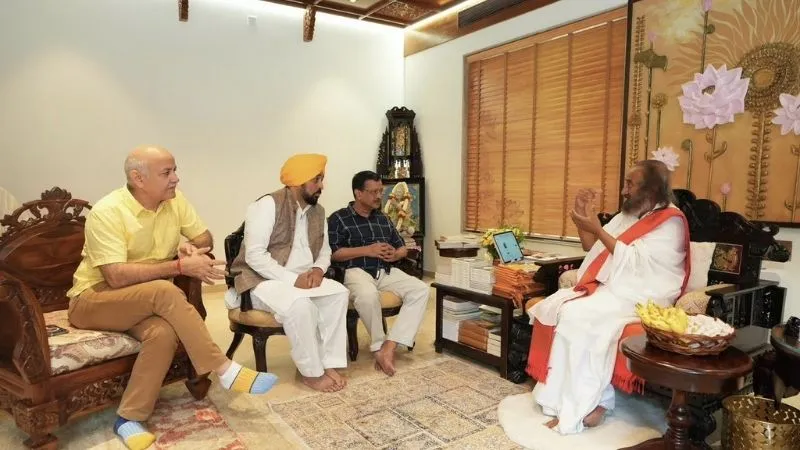 केजरीवाल-सिसोदिया संग आर्ट ऑफ लिविंग पहुंचे CM मान, श्री श्री रविशंकर का लिया आशीर्वाद; बोले- पंजाब की ताकत...