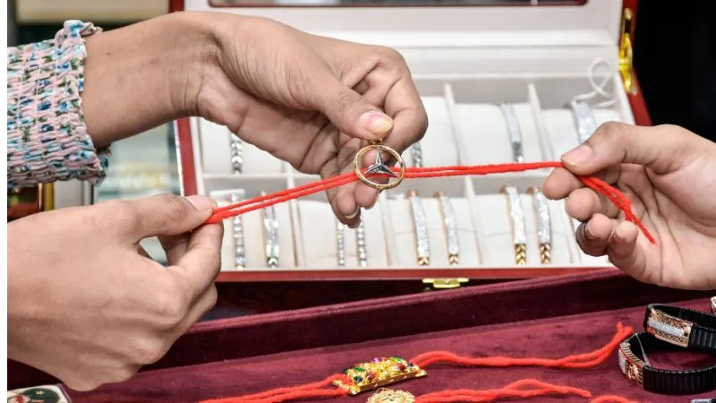 रक्षाबंधन पर भाई के लिए चांदी की राखी क्यों है खास? जानें धार्मिक मान्यता और इसका महत्व