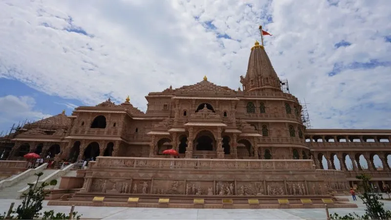 राम मंदिर में चढ़ावा चोरी मामले के बाद ट्रस्ट का बड़ा एक्शन, खजाना संभालने वाले 2 कर्मचारी हटाए गए; जानें पूरा मामला