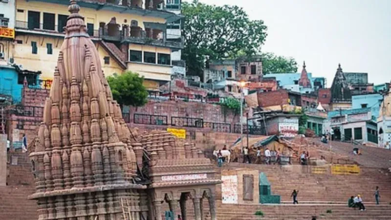 9 डिग्री के एंगल पर झुका है काशी का प्राचीन रत्‍नेश्‍वर महादेव मंदिर, सावन में नहीं चढ़ा पाते जल
