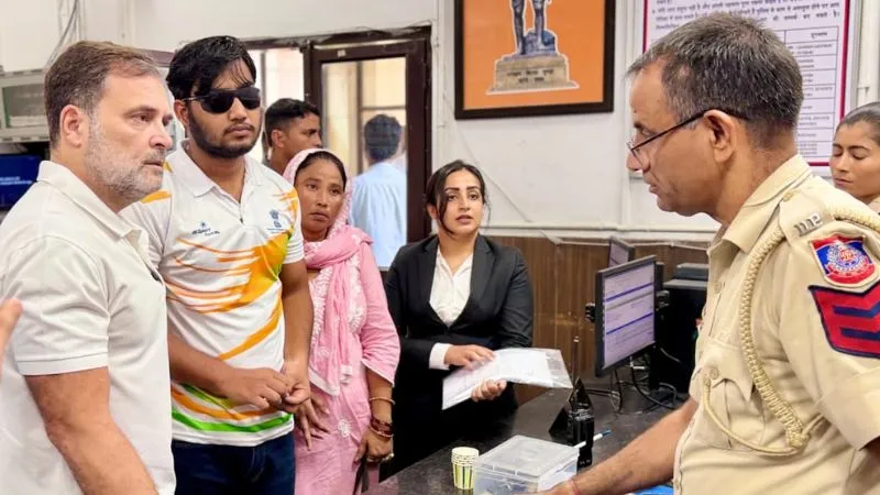 जंतर-मंतर प्रदर्शन में घायल छात्र के साथ राहुल गांधी का प्रदर्शन, संसद मार्ग पर दिया धरना, जानें क्या है मांग