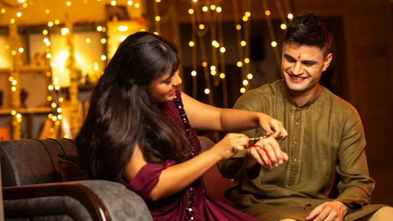 Raksha Bandhan 2026: आखिरी समय में राखी भेजनी है? भारतीय डाक की ये सर्विस आएगी काम