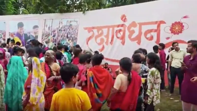 BJP मेयर ने राखी बांधने के लिए हजारों महिलाओं को बुलाया, कार्यक्रम में मची भगदड़, एक महिला की मौत