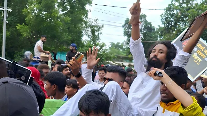 ‘धक्का-मुक्की, सीने में चोट…’, देवेंद्र महतो को झंडा फहराने से क्यों रोका गया? अस्पताल में धरने पर बैठे