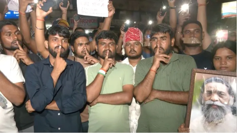 रांची में JPSC आंदोलन में छात्रों की गांधीगिरी, बिना नारेबाजी निकाला मौन मार्च; पुलिस को फूल देकर कही बड़ी बात
