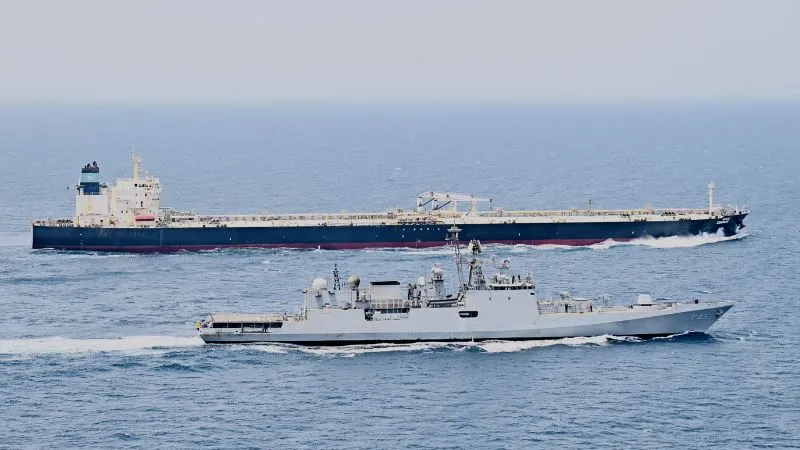 भारतीय जहाज पर हूती हमले के बाद लाल सागर में उतरी Indian Navy, खतरनाक इलाके से निकाले तेल टैंकर