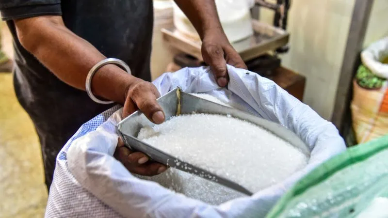 चीनी के दाम में बड़ी गिरावट, मोदी सरकार के एक्शन का बड़ा असर; थोक भाव 6000 के नीचे आया, रिटेल में भी गिरावट