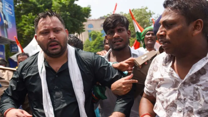 बैरिकेड टूटा, वाटर कैनन चला और तेजस्वी यादव हिरासत में... पटना में RJD के लोकभवन मार्च में क्यों मचा बवाल?