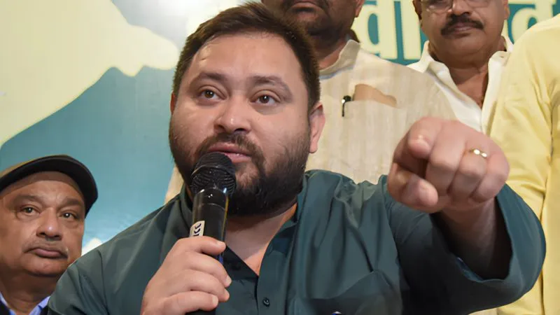 बैरिकेड टूटा, वाटर कैनन चला और तेजस्वी यादव हिरासत में... पटना में RJD के लोकभवन मार्च में क्यों मचा बवाल?