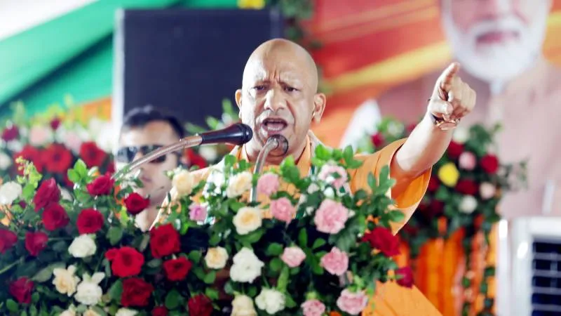 ‘भारत माता की जय’ से गूंजा गोरखपुर, CM योगी की तिरंगा यात्रा पर जमकर हुई पुष्पवर्षा