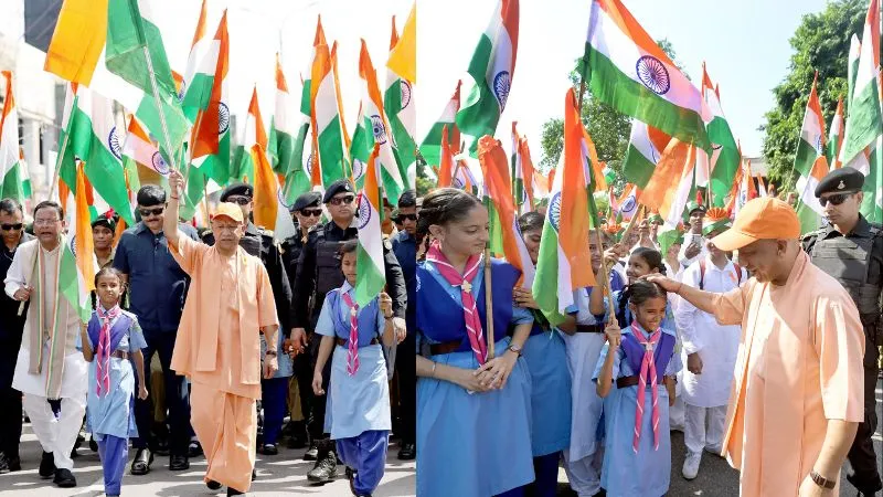 तिरंगा थामकर चले CM योगी, लखनऊ की सड़कों पर राष्ट्रप्रेम की गूंज, लगे ‘भारत माता की जय’ के नारे