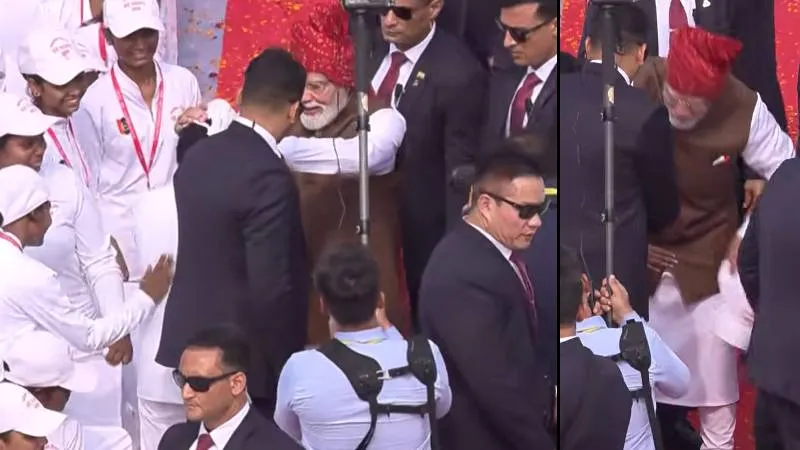 स्वतंत्रता दिवस पर मोदी ने जीता दिल, बच्ची की जमीन पर गिरी टोपी उठाकर खुद प्रधानमंत्री ने पहनाई