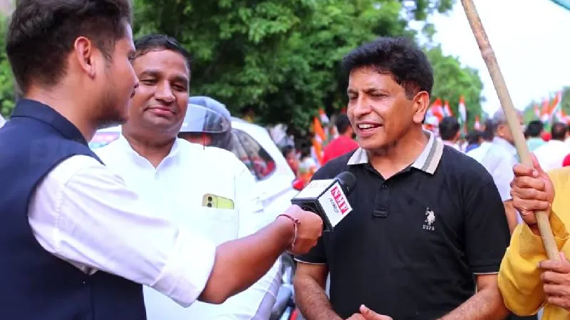 नोएडा की भव्य तिरंगा यात्रा देख खुश हो जाएंगे आप