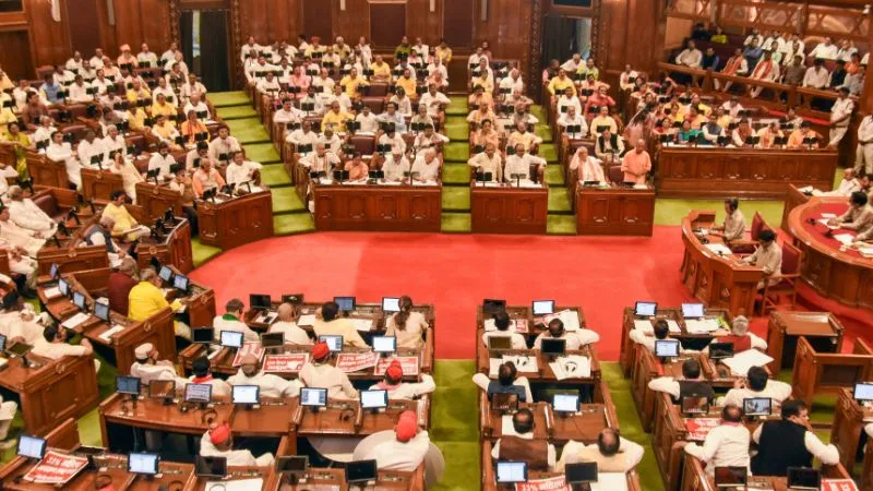 सड़क से सदन तक ‘हल्ला बोल’, संसदीय मर्यादाओं के विपरीत सपा का आचरण, लोकतांत्रिक मूल्यों से सरेआम खिलवाड़