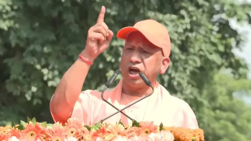'भारत में रहेंगे भी और राष्ट्र प्रतीकों का अपमान भी करेंगे, ये अब नहीं चलेगा...', CM योगी ने लखनऊ में तिरंगा यात्रा के दौरान भरी हुंकार