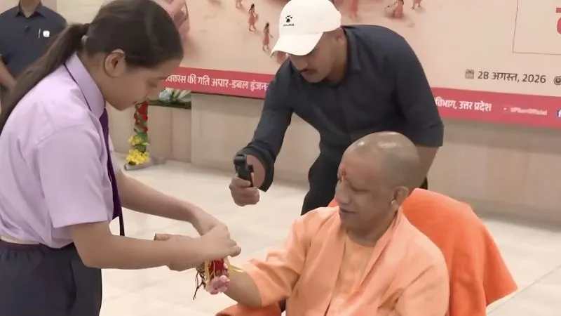CM योगी का रक्षाबंधन पर खास अंदाज, बच्चियों से बंधवाई राखी और दिए उपहार; सेल्फी भी ली