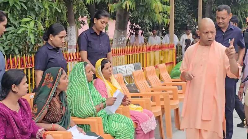 'सबको सस्पेंड करो' जनता दर्शन में आई महिला की फरियाद सुन गुस्से में आ गए CM योगी, ऑन द स्पॉट लिया एक्शन