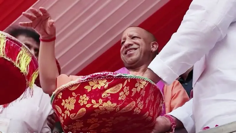 मेरठ में हेलिकॉप्टर से कांवड़ियों पर CM योगी ने बरसाए फूल, बोले-आस्था का सम्मान हमारी जिम्मेदारी