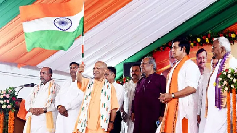गोरखपुर में CM योगी ने निकाली तिरंगा यात्रा, बोले- तिरंगा भारत की आन-बान-शान