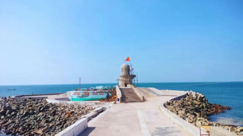 समंदर के बीच बसा 5 हजार साल पुराना अद्भुत शिवालय, जहां समुद्र देव स्वयं करते हैं 'स्वंभू शिवलिंग' का जलाभिषेक