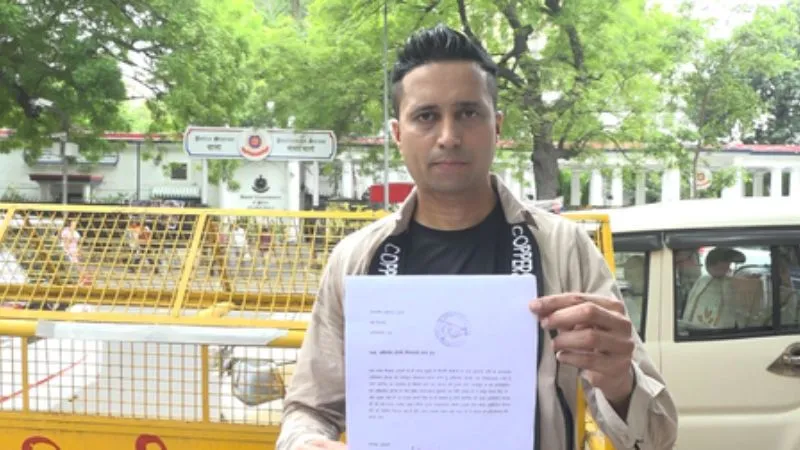 'पाकिस्तानी एजेंट है, गिरफ्तार करें'...अभिजीत दिपके की बढ़ीं मुश्किलें, दिल्ली पुलिस में शिकायत दर्ज, की गई गंभीर मांग