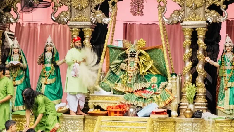 हरियाली तीज पर हरे रंग में रंगे बांके बिहारी, सोने-चांदी के झूले पर राधा संग झूले ठाकुर जी