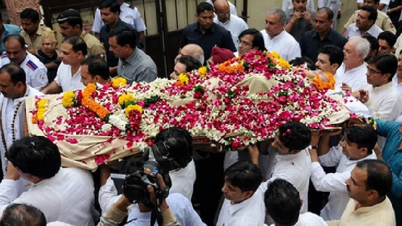 90 साल के बुजुर्ग ने पहले ही बता दी अपनी मौत की तारीख, 4 दिन बाद सच हुई बात, परिवार ने गाजे-बाजे के साथ निकाली अंतिम यात्रा