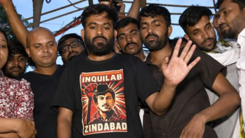 वांटेड रामचंद्र का गजब खेल! पुलिस करती रही तलाश, अभिजीत दिपके के साथ मंच पर आरोपी रहा मौजूद