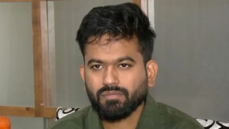 अभिजीत दिपके के ‘गेट आउट’ बोलते ही मचा बवाल, पुलिसकर्मी के अपमान पर भड़के लोग, दिपके के खिलाफ मोर्चा खोलने की तैयारी