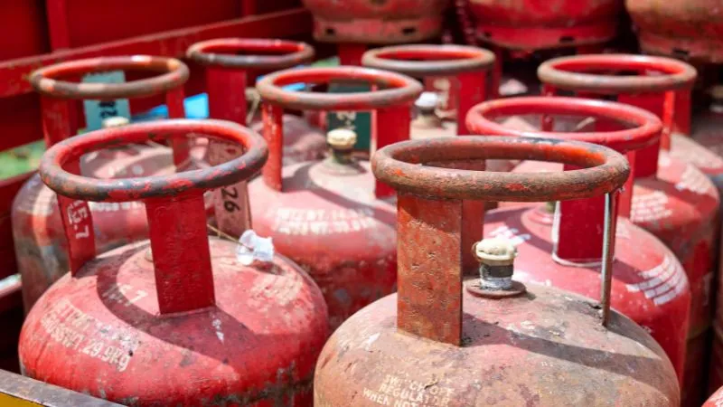 LPG Price Cut: राहत भरी खबर, गैस सिलेंडर के दाम में भारी गिरावट, जानिए आज से कितना बदल गया रेट
