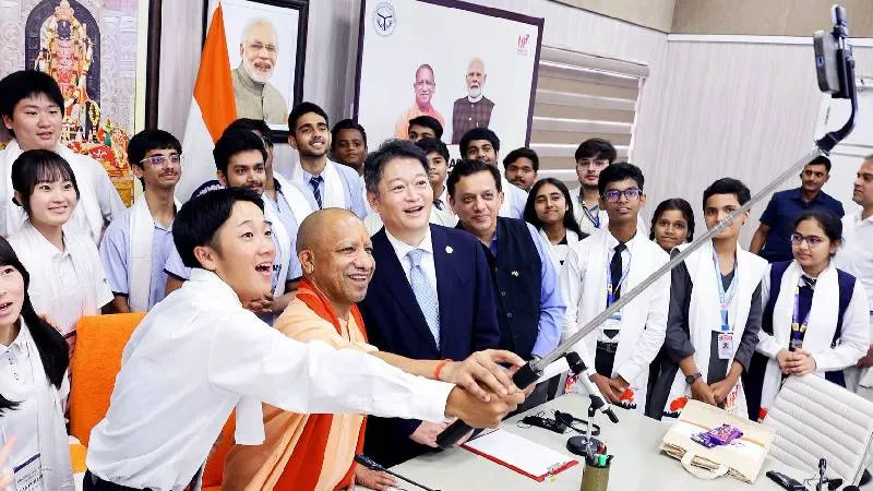 CM योगी ने जापानी विद्यार्थियों से की मुलाक़ात, बोले-यह केवल छात्रों का नहीं, दो संस्कृतियों और दो परंपराओं का मिलन है