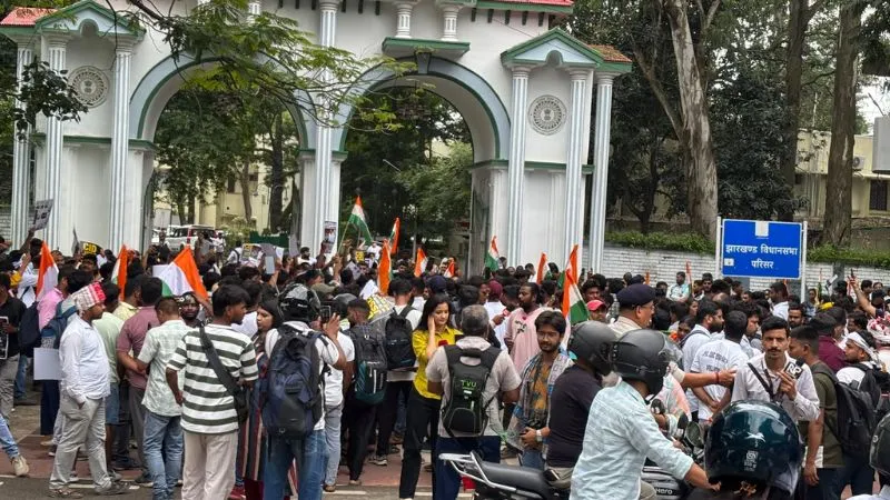 झारखंड में आज आर-पार की लड़ाई? JPSC-JSSC को लेकर छात्रों ने विधानसभा घेरा, रांची में सुरक्षा का कड़ा पहरा