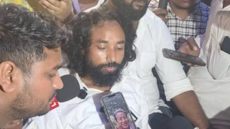 झारखंड भर्ती परीक्षा विवाद: छात्र नेता देवेंद्र महतो ने सोनम वांगचुक के आग्रह पर पिया पानी,अनशन जारी