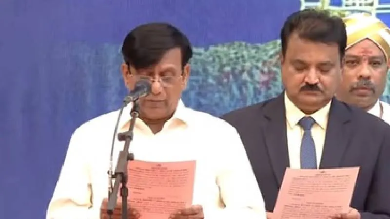 कर्नाटक कैबिनेट विस्तार : 20 विधायकों ने ली मंत्री पद की शपथ, आखिरी वक्त के फेरबदल से कांग्रेस में बगावत