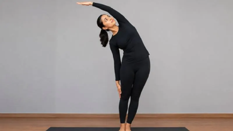 तिर्यक ताड़ासन: पेट और कमर के लिए फायदेमंद योगासन, जानें सही तरीका और सावधानियां