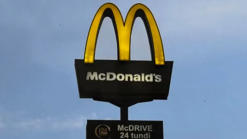 ग्राहकों की सेहत से खिलवाड़ पड़ा भारी! McDonald’s समेत 7 फूड आउटलेट्स पर गिरी FDA की गाज