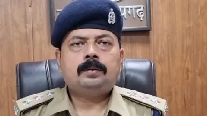 अतीक के बेटे उमर के काफिले पर पुलिस का बड़ा एक्शन, जब्त की दो लग्जरी कारें