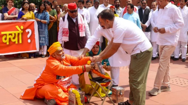 संसद भवन परिसर में भगवा के अपमान से संत समाज क्रोधित, निशाने पर पप्पू, राहुल और अखिलेश