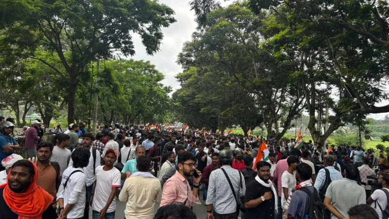 रांची में विधानसभा की पिछली दीवार तक पहुंचे प्रदर्शनकारी, सातवें बैरिकेड पर पुलिस का वाटर कैनन एक्शन