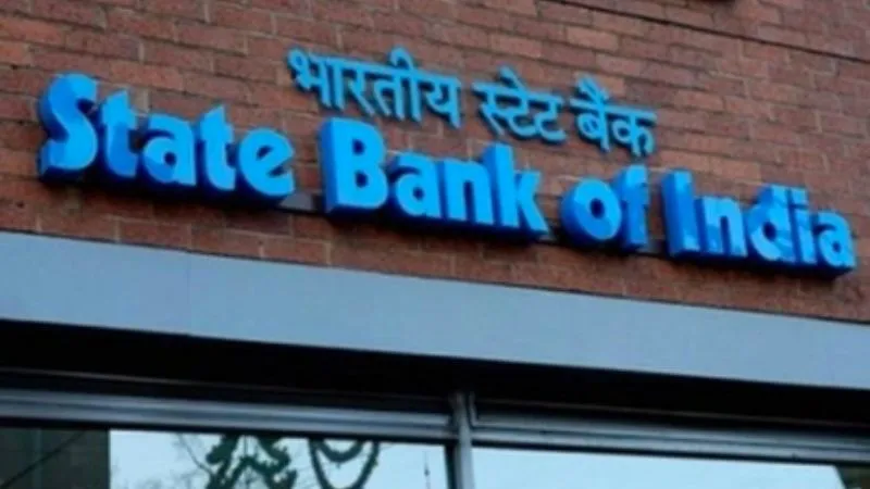 SBI ने ग्राहकों को दिया झटका! अब कैश निकालने पर देना होगा 15 रुपये शुल्क