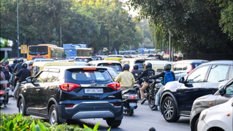 दिल्ली-NCR में गाड़ियों पर बड़ा फैसला! 2027 से नए CNG-पेट्रोल-डीजल मालवाहक वाहनों पर रोक