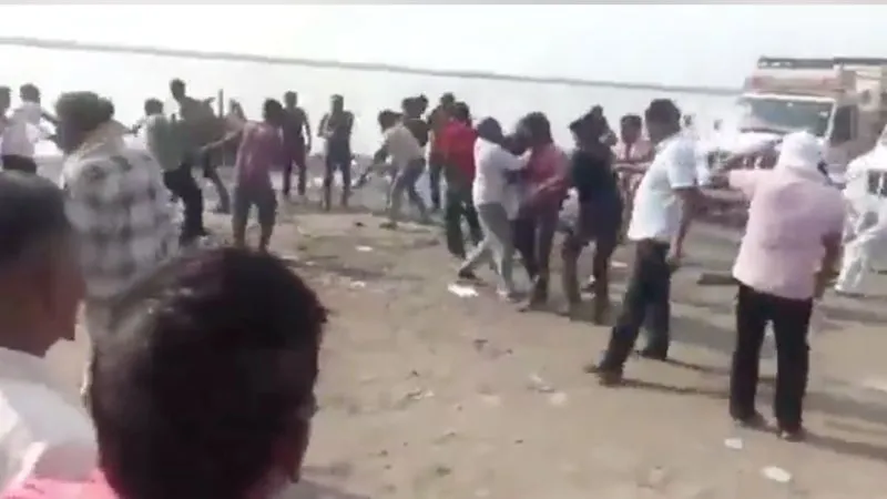 एक तरफ जल रही थी चिता… दूसरी ओर खून-खराबा, अंतिम संस्कार में भिड़े दो पक्ष, चिता की लकड़ी निकालकर पीटा