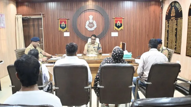 योगी सरकार में आजमगढ़ पुलिस का मानवीय चेहरा, 8 घंटे के रेस्क्यू के बाद बचाईं 2 मासूम; अब भविष्य भी संवारेगी