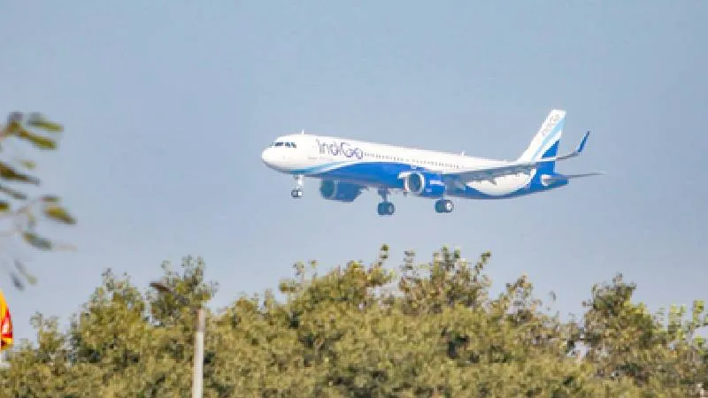 बैंकॉक से दिल्ली आ रही इंडिगो फ्लाइट की लखनऊ में इमरजेंसी लैंडिंग, यात्री की बिगड़ी थी तबीयत