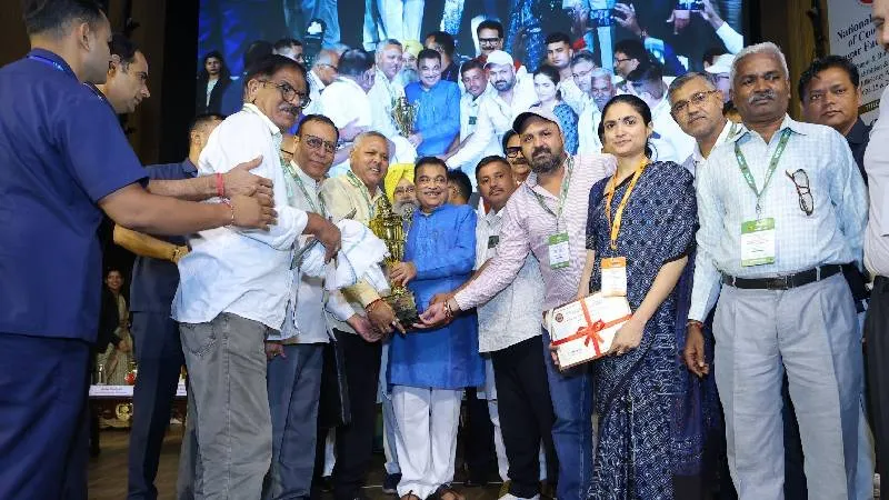 CM योगी के नेतृत्व में तेजी से शिखर पर पहुंचा गन्ना व चीनी उद्योग, नितिन गडकरी ने 8 सहकारी चीनी मिलों किया सम्मानित
