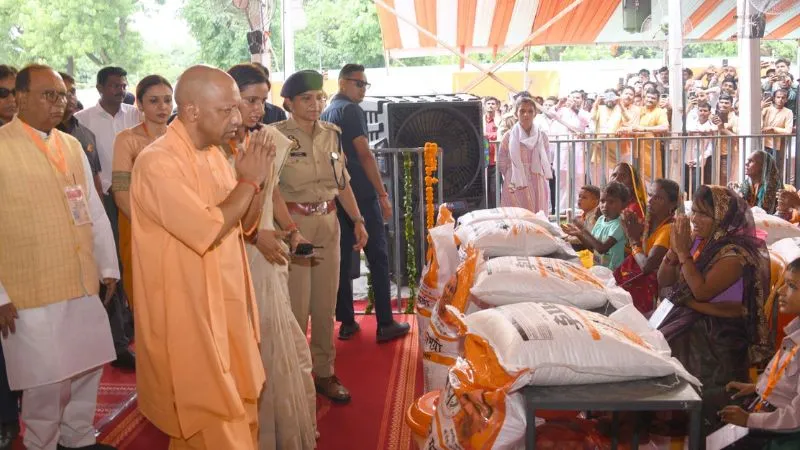 ‘हर दुख-दर्द में साथ है सरकार’ बाढ़ पीड़ितों के लिए खुद मैदान में उतरे CM योगी, हाथों से बांटी राहत सामग्री, सौंपे चेक