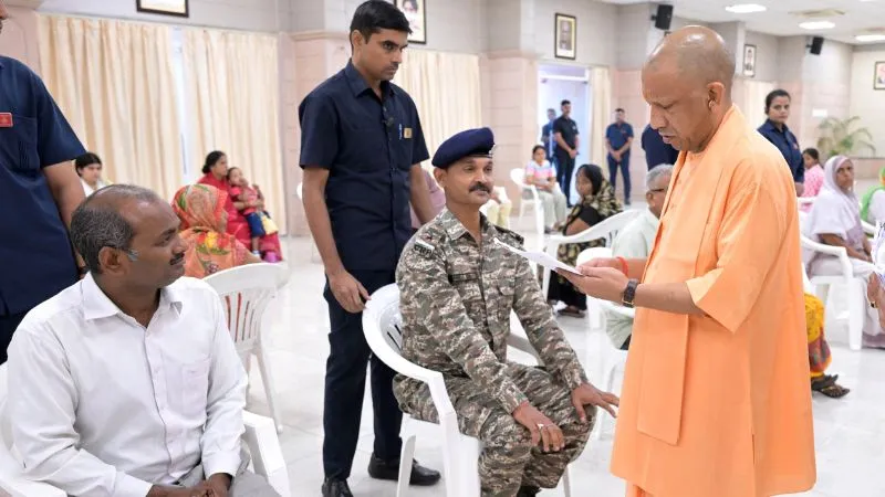 जुड़वां बच्चियों को पहचान दिलाने के लिए भटक रहा था पिता, CM योगी के जनता दर्शन से मिला ‘आधार’, परिवार ने जताया आभार